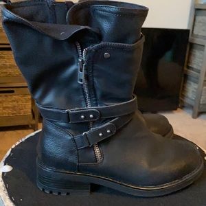 Black double buckle motto boot